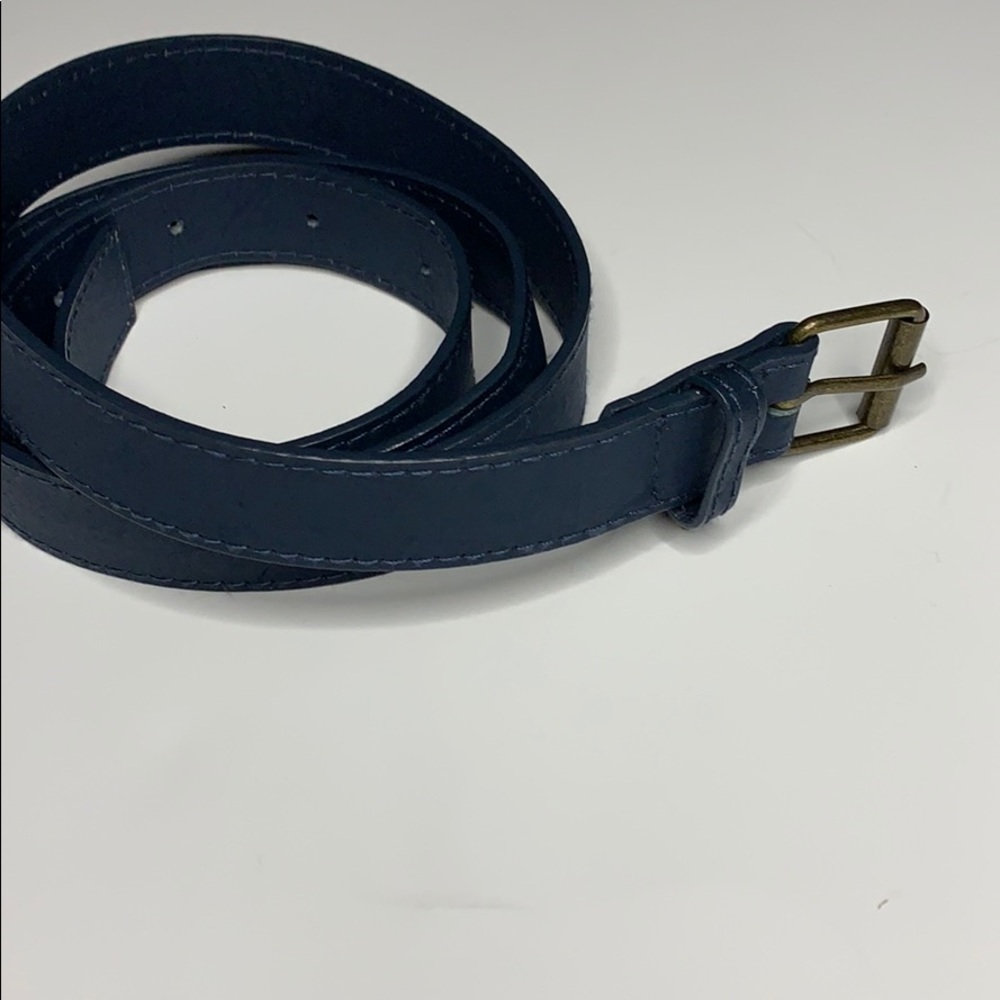 Man skinny blue belt